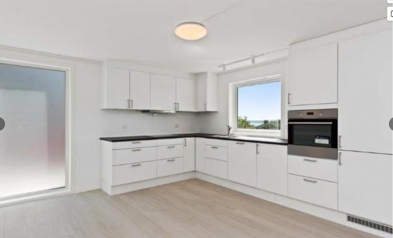 Stort modern kjøkken